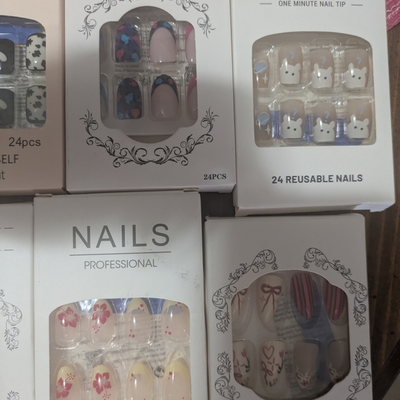 Assorted Press-On Nail 28 Sets - Picture 6 of 9